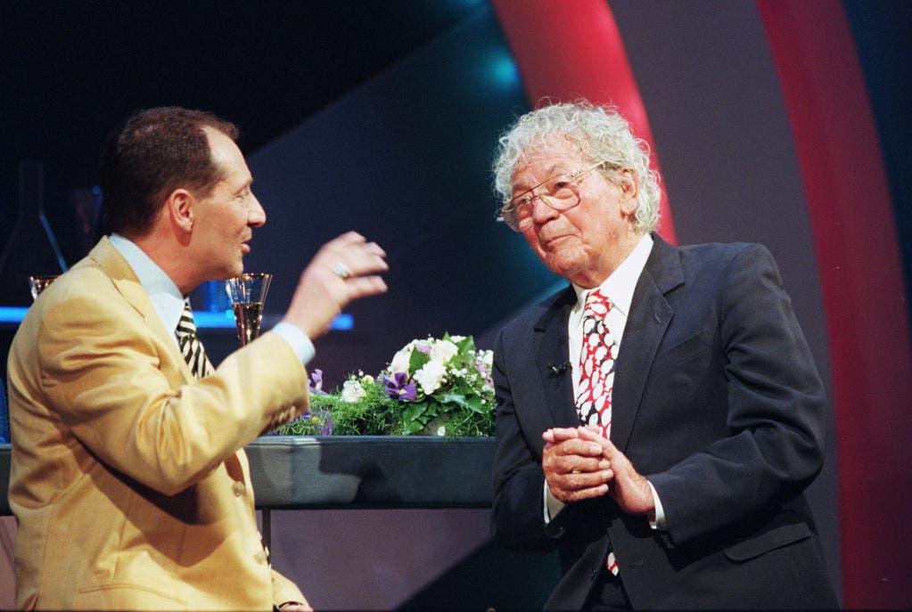 1997: Beni Thurnheer im Gespräch mit Hans Erni in der 25. Benissimo-Sendung im Schweizer Fernsehen, aufgenommen am 5. April 1997. (Bild: Keystone)