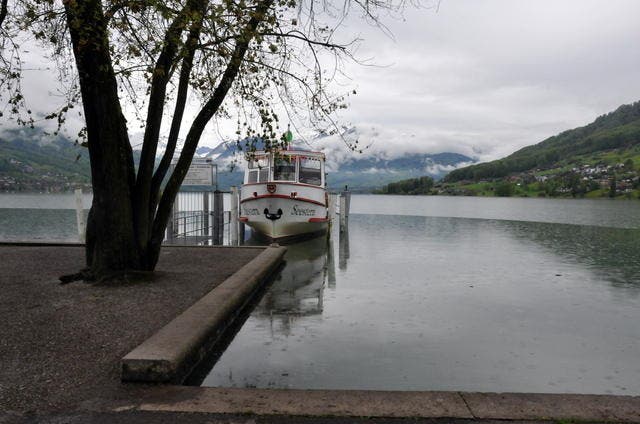 Der Sarnersee am Montagmorgen: Der See hat die kritische Marke noch nicht erreicht. (Bild Adrian Venetz)