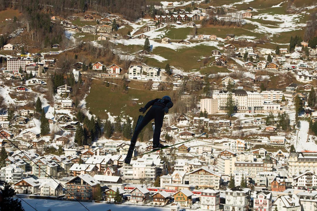 Ein Athlet springt von der Titlisschanze. (Bild: SIGI TISCHLER (KEYSTONE))