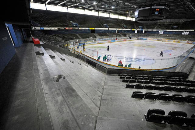 Bis zum 1. Spiel der neuen Saison - gegen den HC Lugano - am Donnerstag sollen alle zusätzlichen Sitze montiert sein, links der verkleinerte Gästesektor. (Bild: Pius Amrein / Neue ZZ)