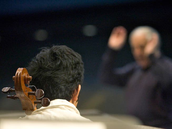 Der Stimmführer des Luzerner Sinfonieorchesters erhält ein wertvolles Cello in die Hände. (Symbolbild) (Bild: KEYSTONE/GAETAN BALLY)