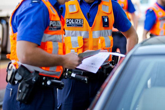 Beamte der Luzerner Polizei führen eine Fahrzeugkontrolle durch. (Symbolbild) (Bild: Philipp Schmidli (Luzern, 20. Oktober 2014))