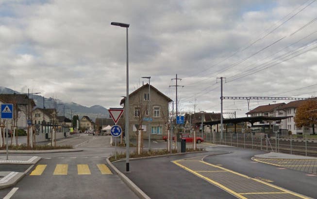 Blick auf den Bahnhof Siebnen-Wangen. (Bild Google Street View)