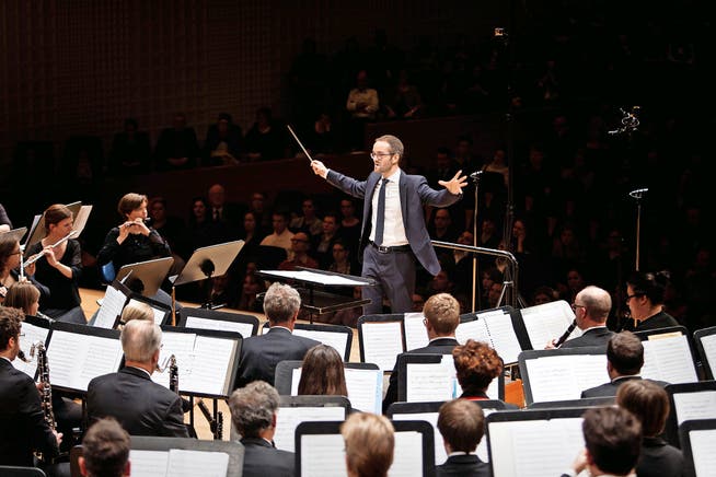 Der neue Chefdirigent Hervé Grélat brachte das Blasorchester Stadtmusik Luzern zu Höchstleistungen. (Bild: Manuela Jans-Koch)