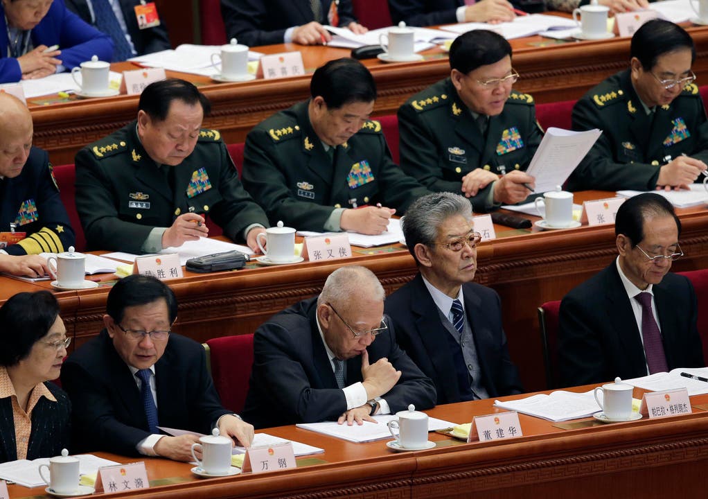Hong Kongs ehemaliger Chief Executive Tung Chee-hwa (Mitte unten) und Delegierte lesen einen Arbeitsbericht des Chinesischen Premier Li Keqiang. (Bild: Andy Wong)