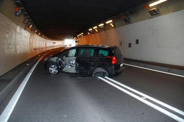 Eines der involvierten Autos steht nach der Streifkollision im Tunnel Lopper. (Bild: Kantonspolizei Obwalden)