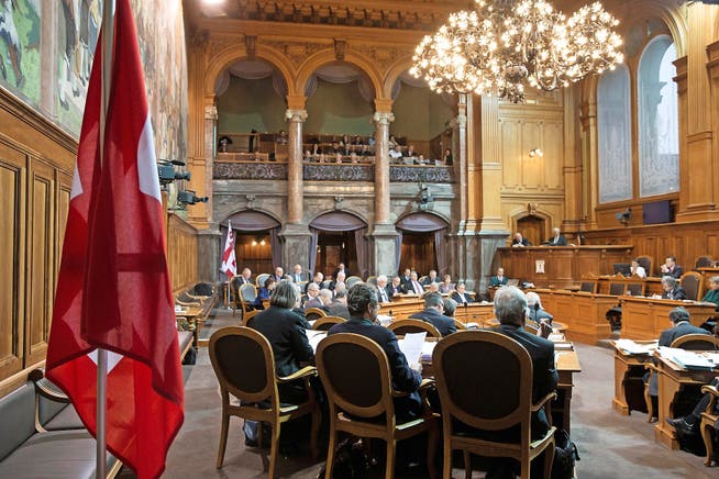 Ständeräte debattieren am Montag, dem 1. Dezember 2014, während der Wintersession der eidgenössischen Räte in Bern. (Bild: Keystone/Peter Klaunzer)