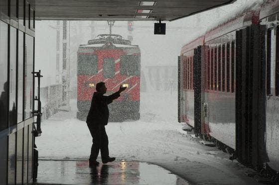 Kräftiger Schneefall, hier auch beim Bahnhof Andermatt. (Bild: Keystone)