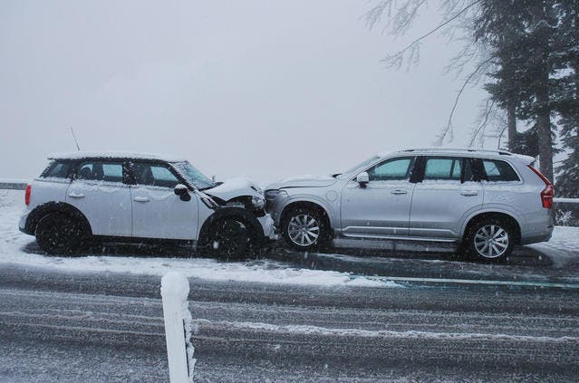 Die beiden Autos prallten frontal gegeneinander. Am talwärts fahrenden Auto (hier links) entstand Totalschaden. (Bild: Kantonspolizei Obwalden)