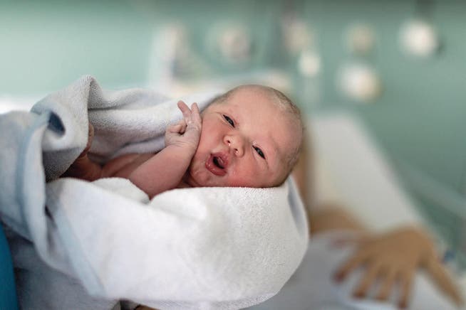 Über Geburten soll die Öffentlichkeit künftig wieder informiert werden können. (Bild: Gaëtan Bally/Keystone)