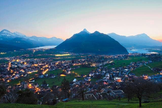 Blick auf den Schwyzer Talkessel mit dem Lauerzersee (rechts), dem Urmiberg (Mitte) und dem Vierwaldstättersee (links). (Bild: Keystone/Anthony Anex)