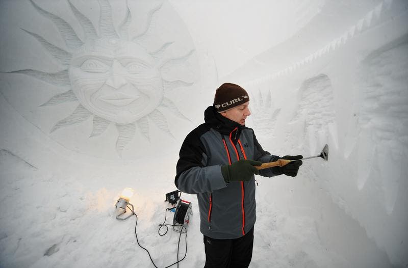 10. Dezember: Die Iglu-Saison hat begonnen. Auf Trübsee haben der lettische Künstler Krists Zarins und seine Helfer Kunstwerke aus Schnee und Eis gezaubert und Iglus gebaut. (Bild: Corinne Glanzmann / Neue NZ)