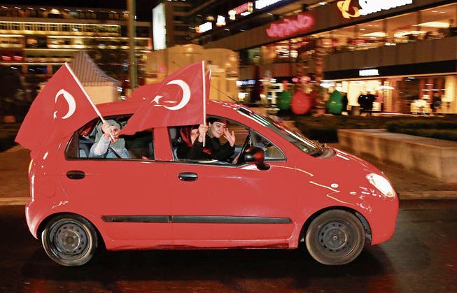 In Deutschland stimmten viele Türken für die von Erdogan angestrebte Verfassungsreform. (Bild: Fabrizio Bensch/Reuters (Berlin, 16. April 2017))
