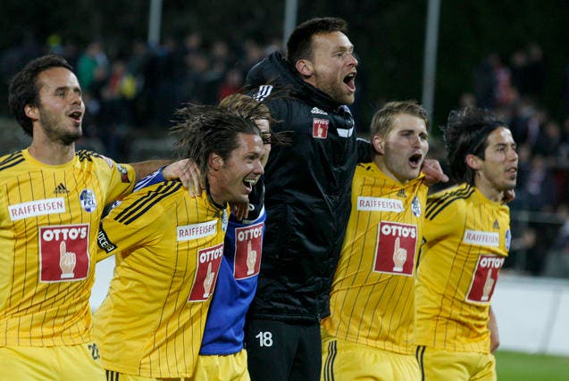 Die Luzerner Spieler Sava Bento, Adrian Winter, Lorenzo Bucchi, Claudio Lustenberger und Jahmir Hyka lassen sich von den FCL-Fans im Brügglifeld feiern. (Bild: Keystone)