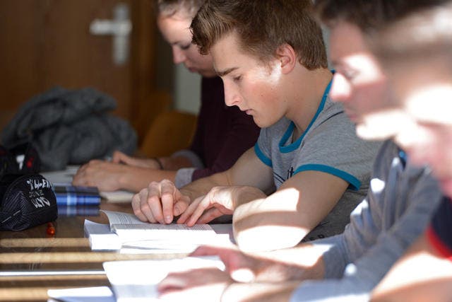 Schüler beim Lernen in der Sportmittelschule Engelberg. (Bild: Archiv Luzerner Zeitung)