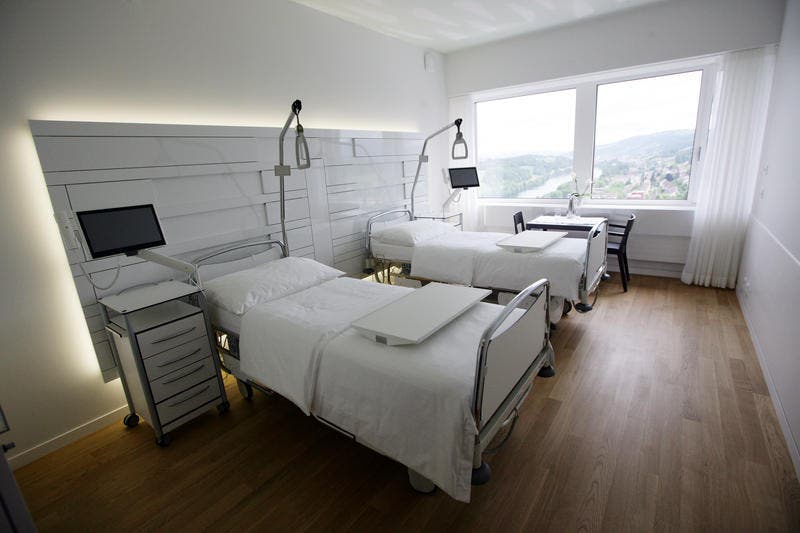 Eines der neuen Zimmer für Halbprivatpatienten. (Bild: Philipp Schmidli/Neue LZ)