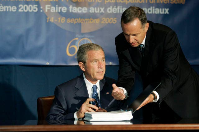Nicolas Michel (rechts) reicht im September 2005 dem damaligen US-Präsidenten George W. Bush ein Dokument zur Unterzeichnung. (Bild: Getty/Michael Nagle)