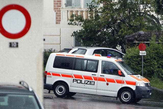 12. September 2012: Ein Polizeifahrzeug auf Patrouille - kurz nach der tödlichen Schussabgabe auf der Ibergeregg. (Bild: Keystone)