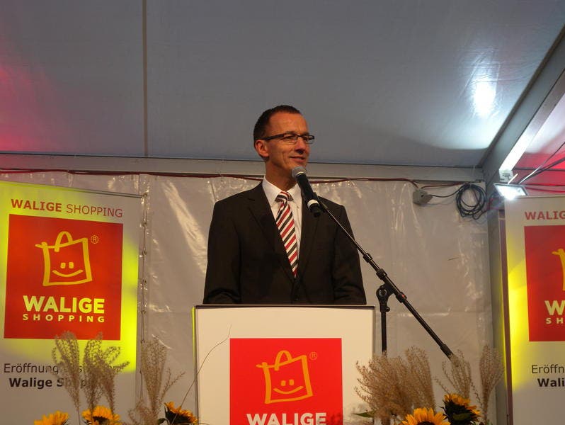 Bernhard Büchler, Gemeindepräsident von Rothenburg, spricht anlässlich der Eröffnung. (Bild: zvg)