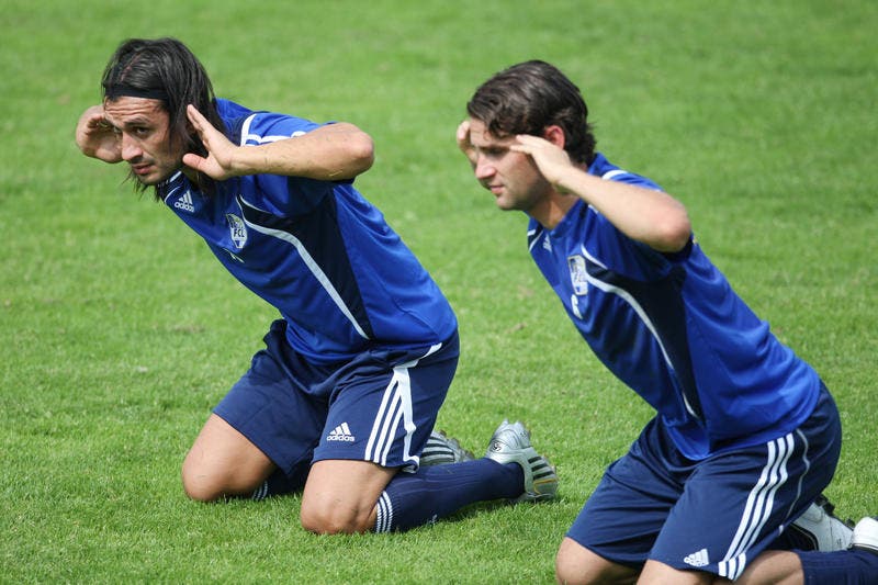 26.6.2009: Hakan Yakin (links) beim Trainingsstart mit Gerardo Seoane. (Bild: Philipp Schmidli/Neue LZ)