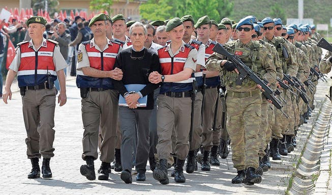 Türkische Soldaten bewachen einen ehemaligen General und andere Soldaten auf dem Weg zum Gericht. (Bild: EPA (Ankara, 22. Mai 2017))