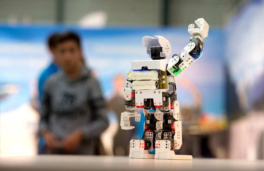 Der Dachverband der Elektroniker zeigt, wie ein Roboter funktioniert. (Bild: Nadia Schärli / Neue LZ)