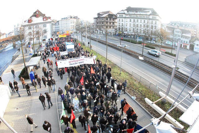 Die Demonstration führte auch am Kasernenplatz vorbei. (Bild Roger Zbinden/Neue LZ)