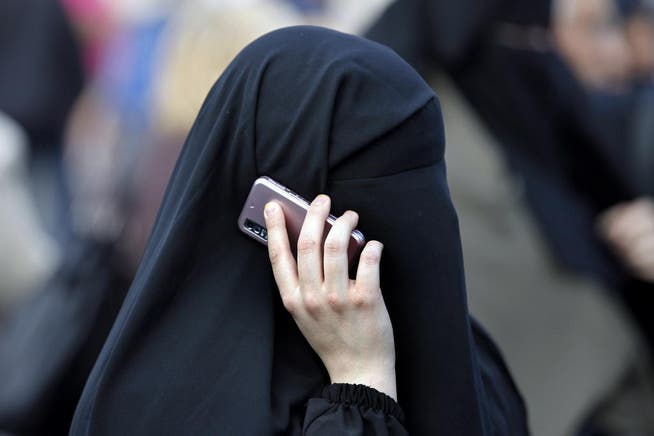 Soll die Burka in der Schweiz verboten werden? Das Volk wird das letzte Wort in dieser Frage haben. (Bild: MARIO VEDDER (AP dapd))
