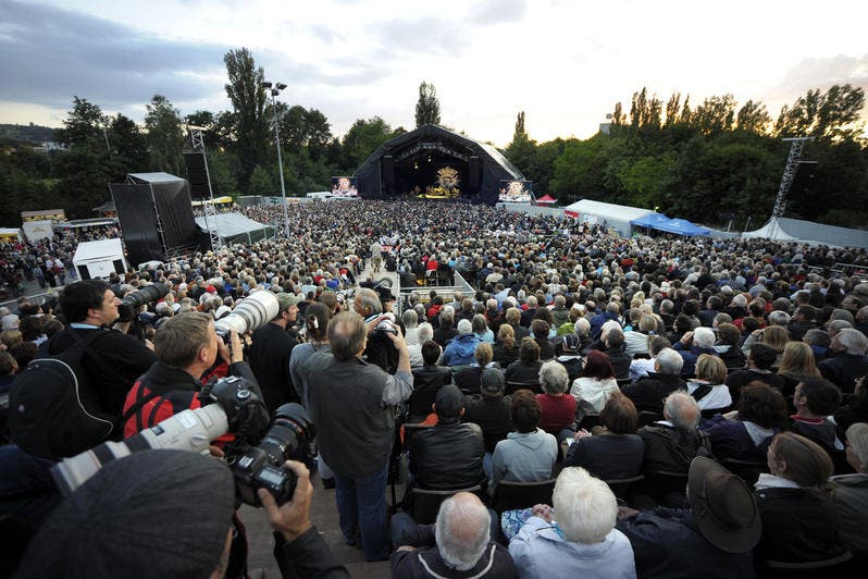 Der Zirkusplatz in Sursee am Freitagabend: Rund 8000 Zuschauer verfolgen das Konzert von Bob Dylan. (Bild: Pius Amrein/Neue LZ)