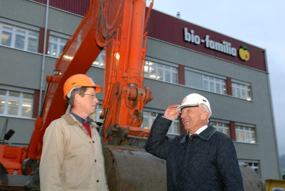 Helm ab vor diesem Bauprojekt: Projektleiter Martin Ettlin (links) und Bio-Familia-CEO Hans-Peter Binz freuen sich über den Spatenstich. (Bild Luca Wolf/Neue OZ)