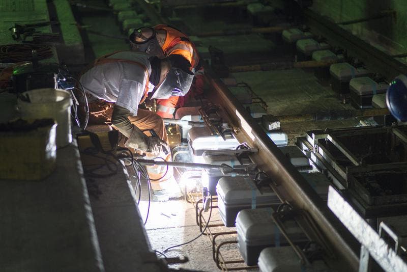 29. Oktober 2014: Zwei Tunnelarbeiter sind mit Schweissarbeiten beschäftigt. (Bild: Keystone)