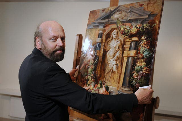 Stifter Hermann A. Beyeler mit Peter Paul Rubens Werk «Statue der Ceres» im Kunst- und Kulturzentrum Luzern-Littau. (Archivbild Boris Bürgisser / Neue LZ)