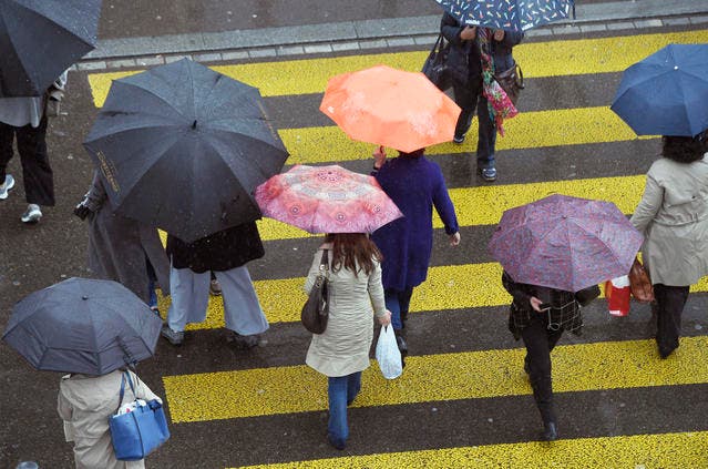Der Schirm ist Trumpf. Es soll wieder kälter und regnerischer werden Anfang Woche. Im Symbolbild: Die Zürcher Bahnhofstrasse. (Bild: KEYSTONE/Walter Bieri)