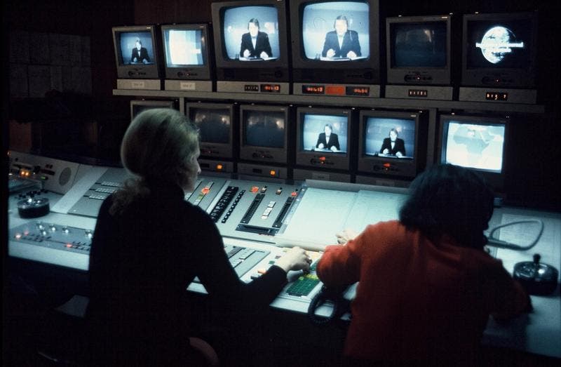 1973: Regieraum der Tagesschau (Bild: SRF)