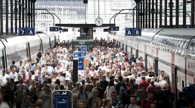 Und täglich bewegen sich die Pendlermassen am Bahnhof Luzern. (Bild: Manuela Jans/LZ, Luzern, 23. Juli 2015))