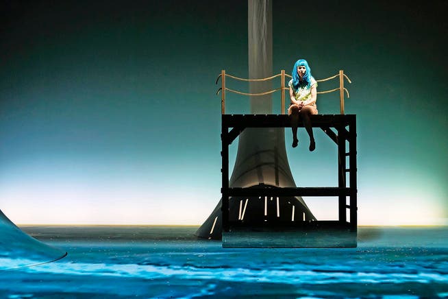 Die kleine Meerjungfrau Undine will in die Menschenwelt gehen, weil sie sich verliebt hat. Dafür ist ihr kein Preis zu hoch. (Bild: Luzerner Theater/Ingo Höhn)