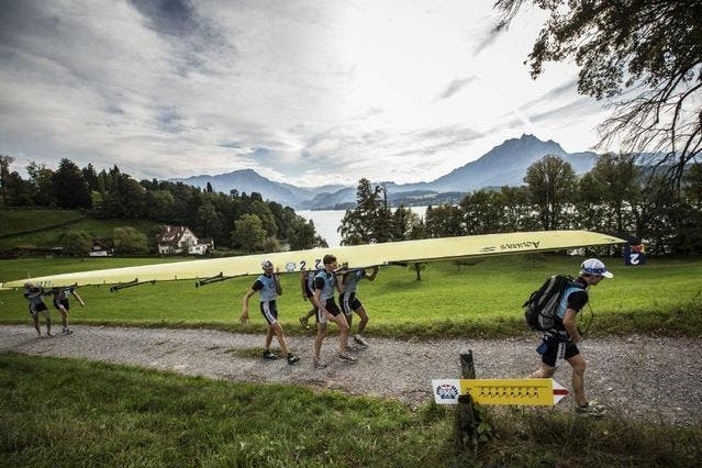 Ruderer überwinden zu Fuss das Meggenhorn (Bild: Romina Amato / Red Bull)
