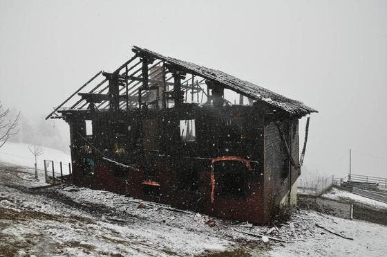 Das komplett niedergebrannte Wohnhaus. (Bild: Kapo Schwyz)