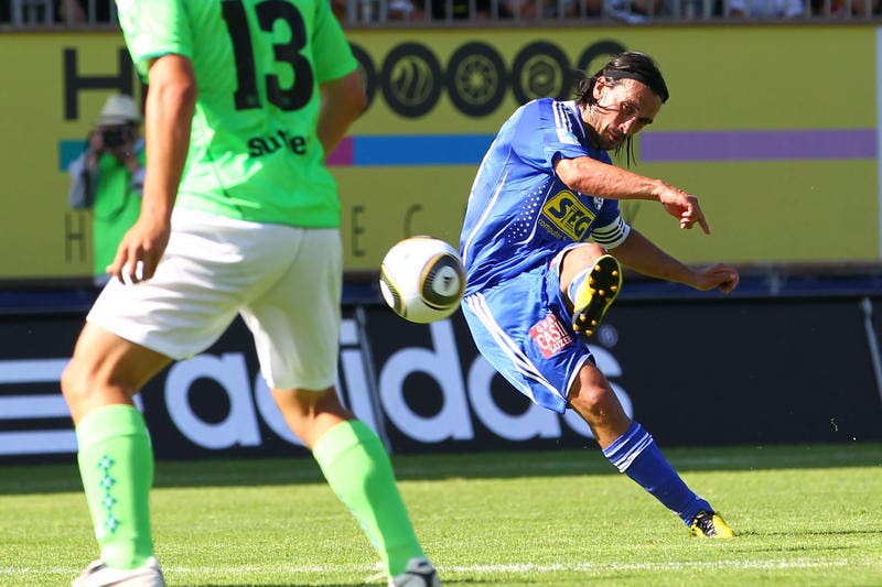 Hakan Yakin bei einem Freistoss - 18.7.2010 im Spiel gegen den FC St. Gallen. (Bild: Philipp Schmidli/Neue LZ)