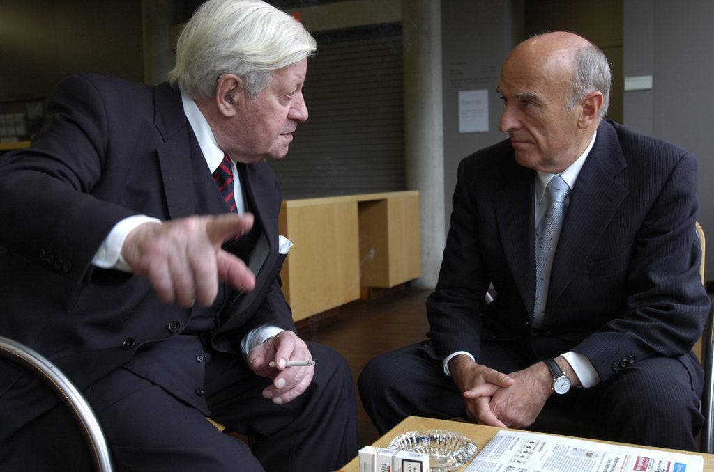 Helmut Schmidt und Alt-Bundesrat Hans-Rudolf Merz unterhalten sich am Rande des World Ageing and Generations Congress am 1. Oktober 2005 an der Universität St.Gallen miteinander. (Bild: Keystone)