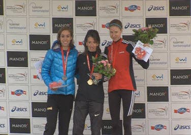 Die Siegerinnen in der Kategorie Halbmarathon. V.l.n.r.: Yvonne Kägi, Simone Raatz und Lisa Gubler. (Bild: Screenshot swiss-sport.tv)