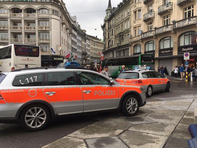 Polizeifahrzeuge am Luzerner Schwanenplatz. (Bild: Sara Häusermann (Luzern, 10. September 2017))