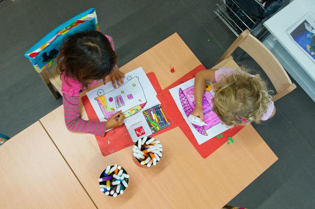 Zwei Mädchen beim Zeichnen im Kindergarten. (Bild: Dominik Wunderli / Neue LZ)
