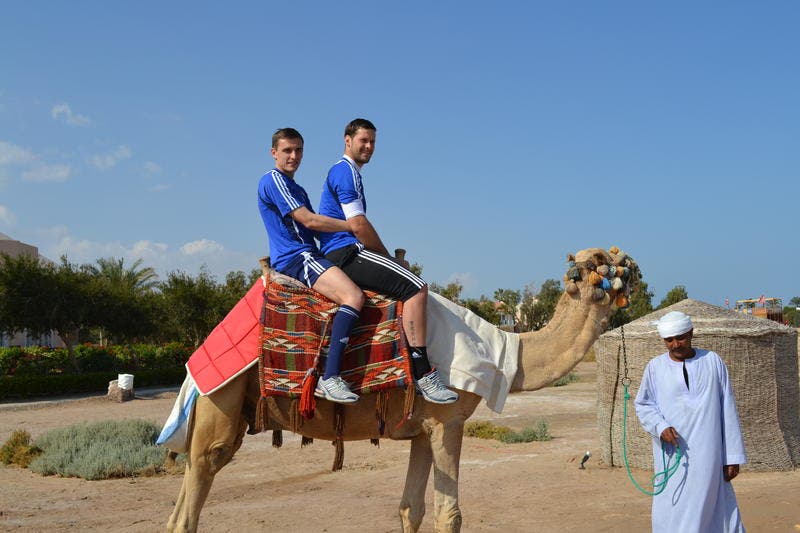 Burim Kukeli (links) und David Zibung auf einem Kamel. Der FCL-Goalie liess am Trampeltier kaum ein gutes Haar: «Ich glaube das Kamel hat Hunger, es rülpst die ganze Zeit, zudem stinkt es gewaltig.» (Bild: Stefan Kreis/Neue LZ)