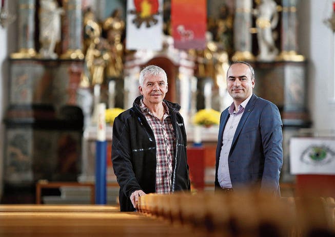 Sie gestalten die Woche der Religionen aktiv mit: Religionspädagoge Robert Pally (links) und Dilaver Çiçek, Präsident der Moschee Baar. Hier in der Pfarrkirche St. Martin. (Bild: Stefan Kaiser (Baar, 30. Oktober 2017))