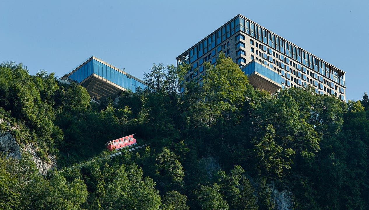 Blick auf das Bürgenstock-Hotel mit der Bürgenstock-Bahn. (Bild: PD)