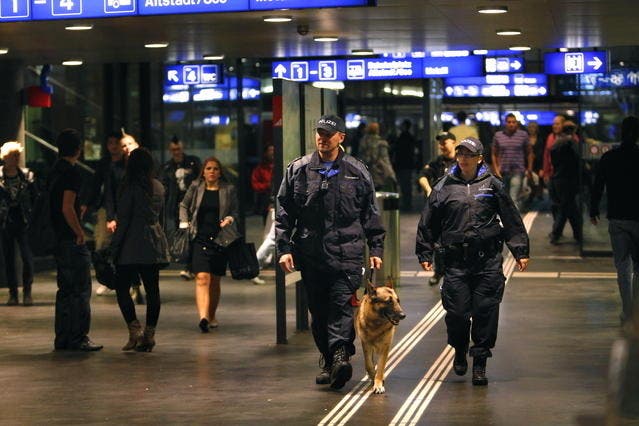 Polizeistreife mit Hund in der Nacht unterwegs im Bahnhof Zug. (Bild: Archiv Christoph Borner-Keller/Neue ZZ)