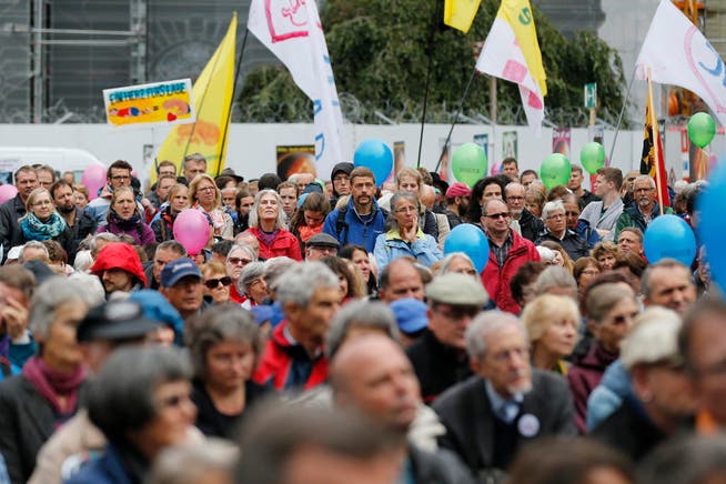 Teilnehmer bei der Kundgebung "Marsch fürs Laebe" auf dem Bundesplatz, am Samstag, 17. September 2016, in Bern. (Bild: Keystone)