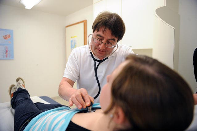 Dr med. Leo Spichtig untersucht eine Patientin in seiner Praxis in Alpnach. (Bild Corinne Glanzmann/Neue OZ)