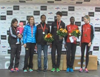 Die Sieger des Halbmarathons in Luzern. V.l.n.r.: Simone Raath, Yvonne Kägi, Netserab Mesfun, Michael Ott, Hirum Wandangi und Lisa Gubler. (Bild: Screenshot swiss-sport.tv)
